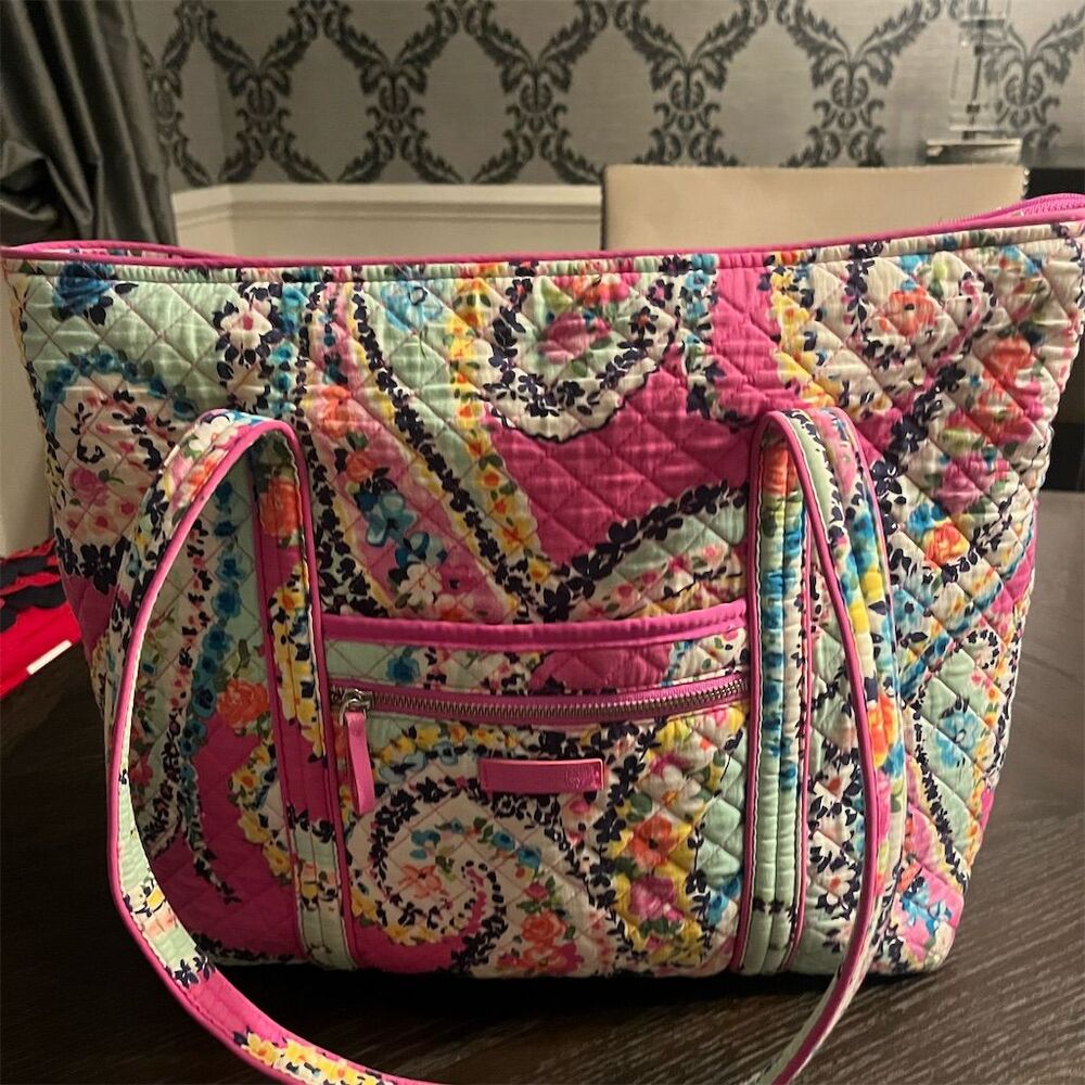 Vera Bradley Women's Quilted Shoulder Bag Bermuda Pink‎ Paisley Widflower Print